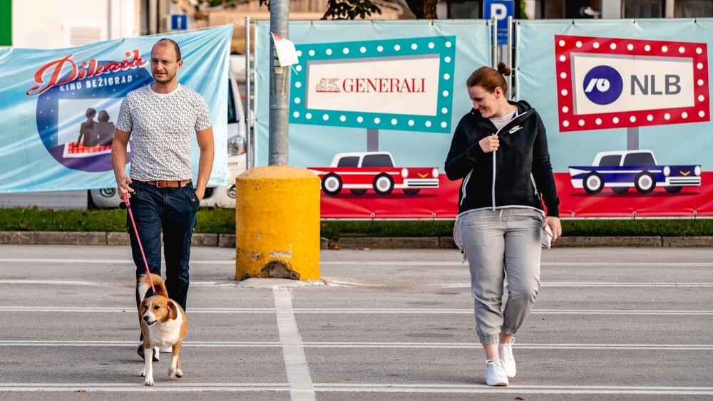 FOTO UTRINKI: S kužkom v drive-in kino