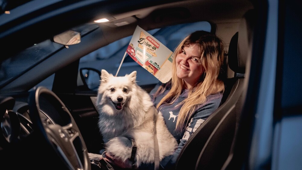 FOTO UTRINKI: S kužkom v drive-in kino