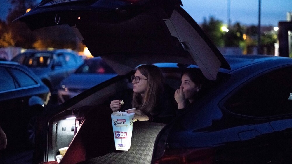 FOTO UTRINKI: S kužkom v drive-in kino