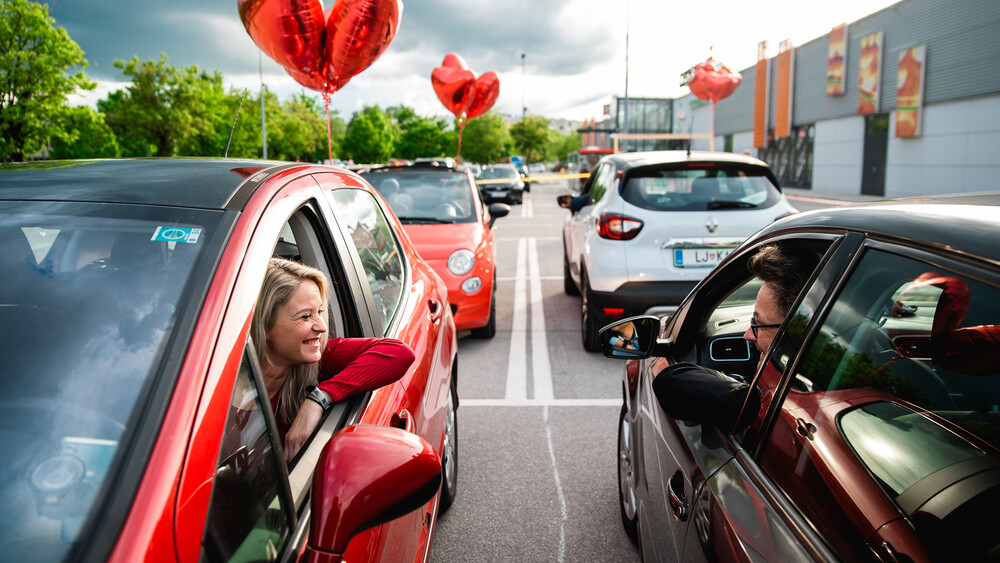 Odvili so se prvi Drive-in hitri zmenki v Sloveniji