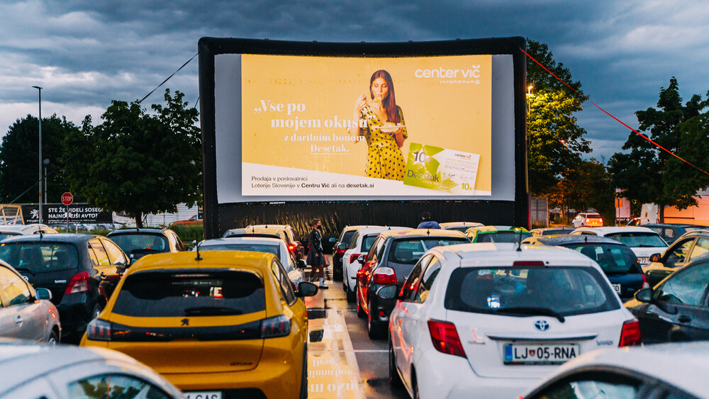Drive-in kino na parkirišču Centra Vič