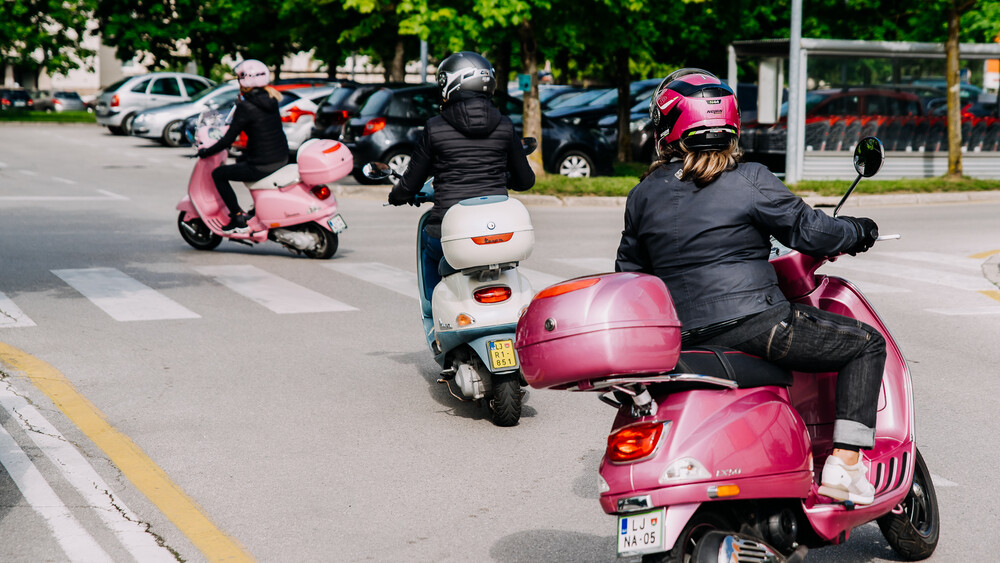 Srečanje voznikov Vesp in Harley Davidsonov na parkirišču Centra Vič