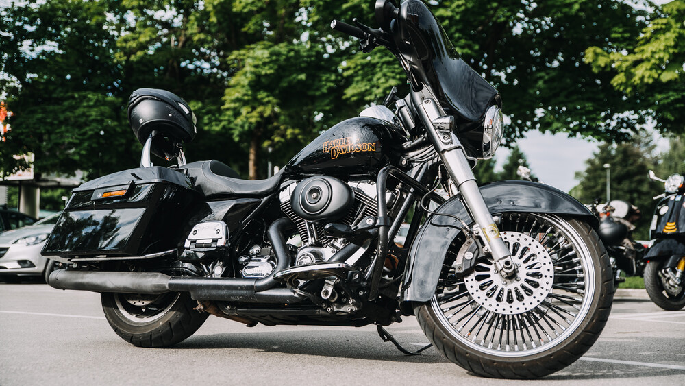 Srečanje voznikov Vesp in Harley Davidsonov na parkirišču Centra Vič