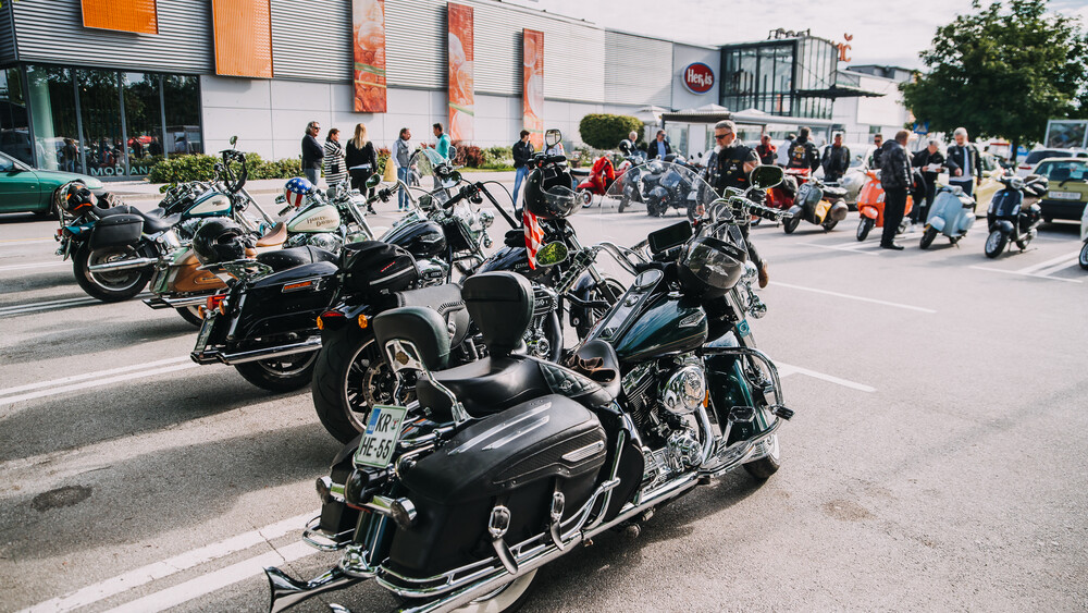 Srečanje voznikov Vesp in Harley Davidsonov na parkirišču Centra Vič