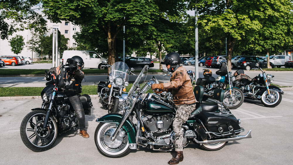 Srečanje voznikov Vesp in Harley Davidsonov na parkirišču Centra Vič