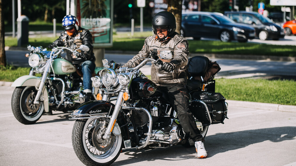 Srečanje voznikov Vesp in Harley Davidsonov na parkirišču Centra Vič