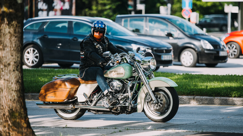 Srečanje voznikov Vesp in Harley Davidsonov na parkirišču Centra Vič