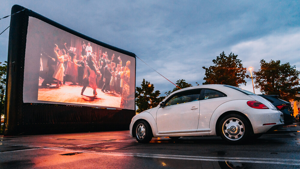 Drive-in kino na parkirišču Centra Vič