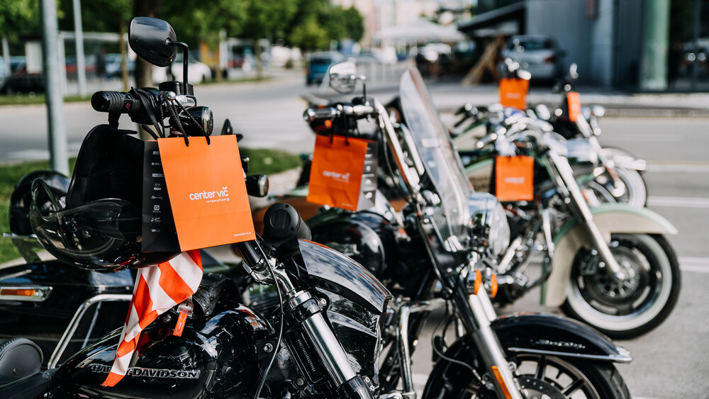 Srečanje voznikov Vesp in Harley Davidsonov na parkirišču Centra Vič